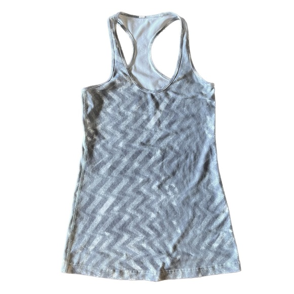 Lululemon Gray Chevron Patterned Cool Racerback Short Tank Top Nulu Workout SZ 4 - Picture 3 of 9